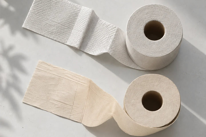 Bamboe toiletpapier naast gerecycled toiletpapier ter vergelijking