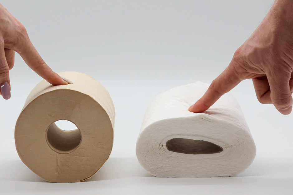 Wit gebleekt toiletpapier naast ongebleekt bamboe toiletpapier met natuurlijke creme kleur