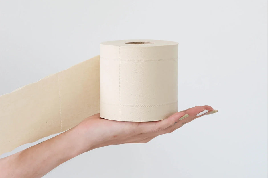 Zacht ongebleekt bamboe toiletpapier op hand