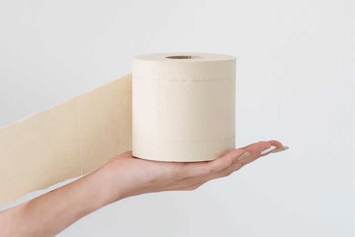 Zacht ongebleekt bamboe toiletpapier op hand