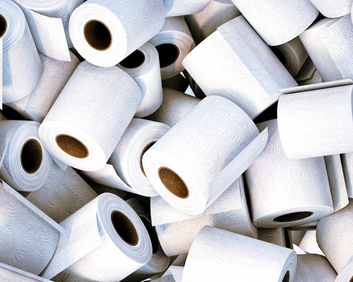 Wie heeft wc-papier uitgevonden - Stapel witte toiletpapier rollen
