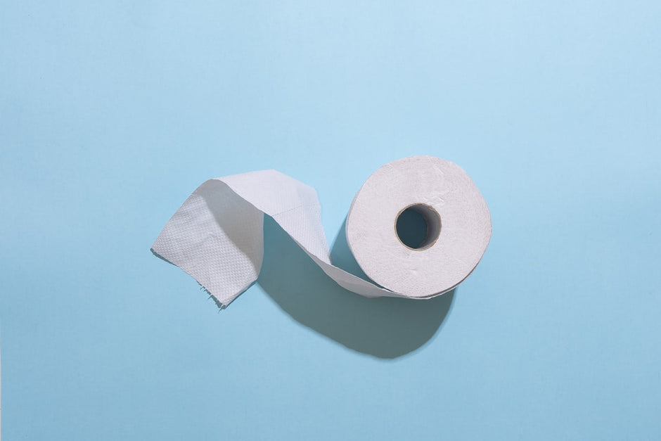 Wc-papier ophangen - Witte toiletpapier rol op witte ondergrond